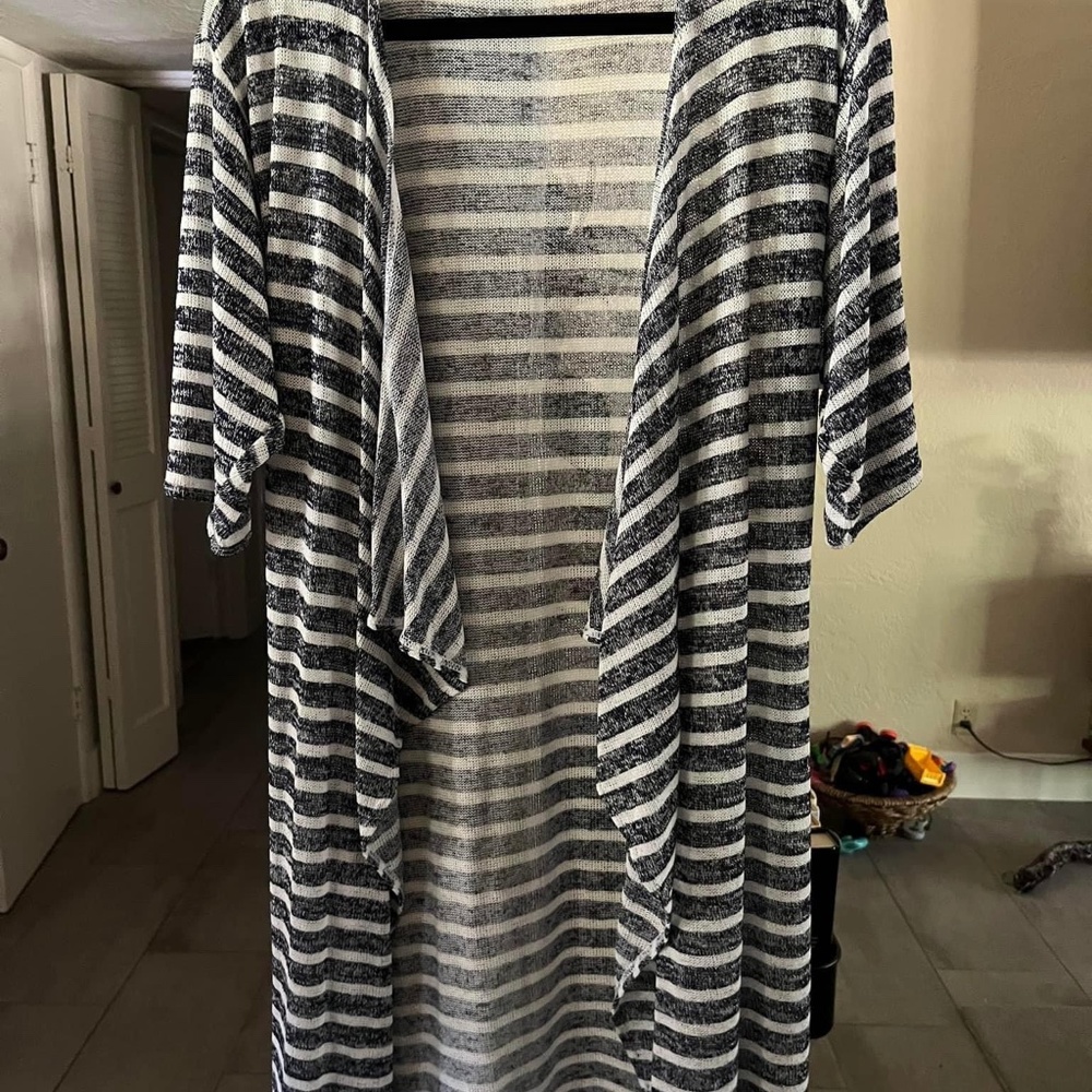 Excellent used condition LuLaRoe Shirley kimono